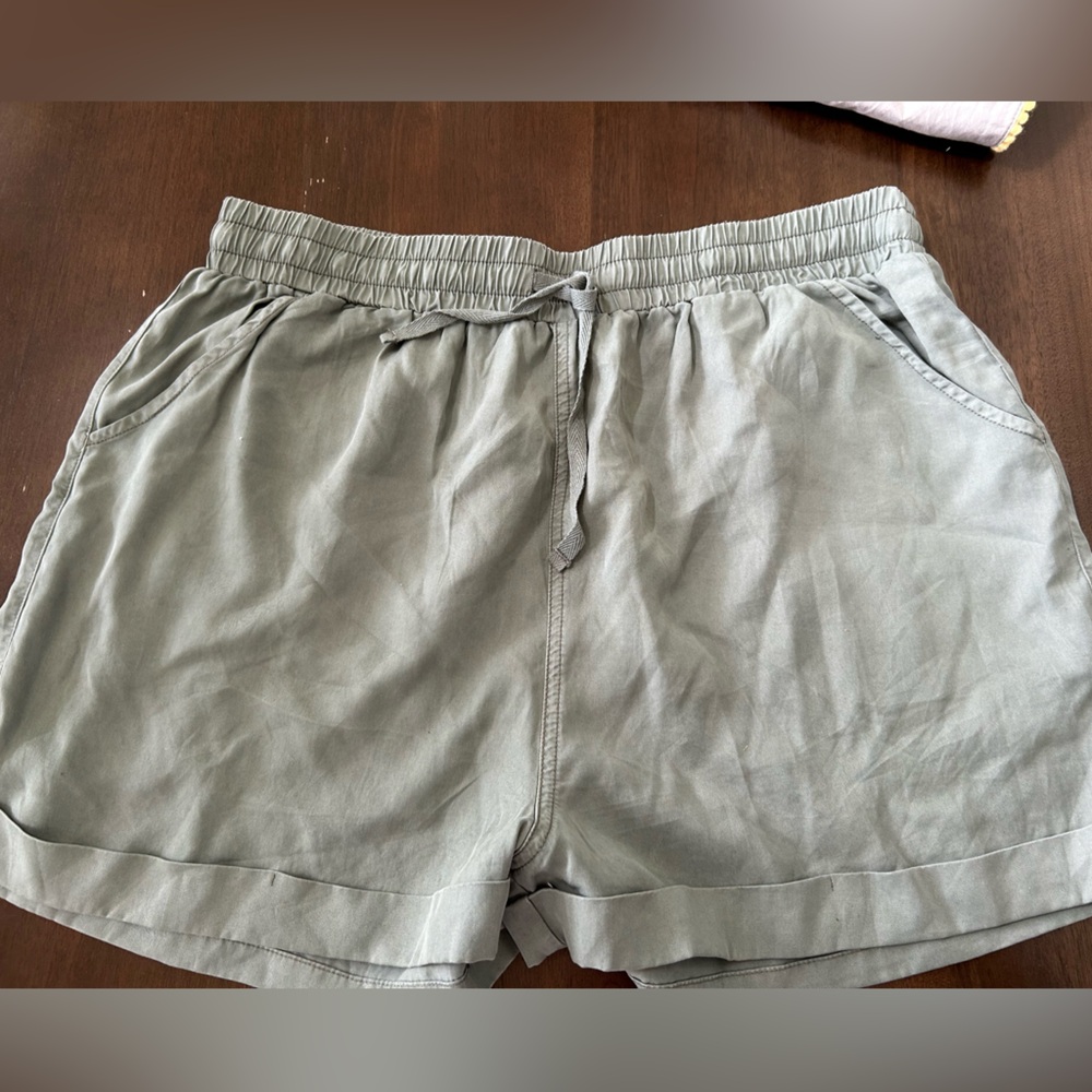 Khaki shorts with draw string wait and pockets